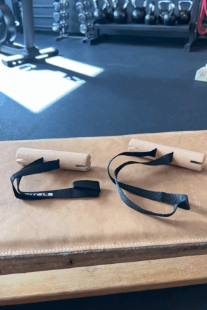 Holzgriffe mit Gurt – universelle Zughilfe für natürliches Training